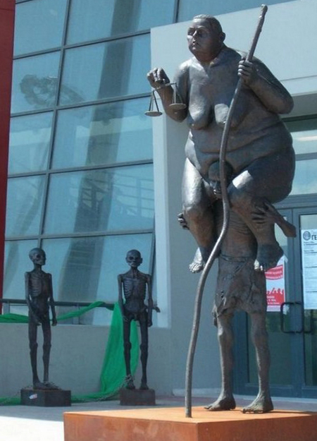Скульптура "Чиновничья Фемида"
