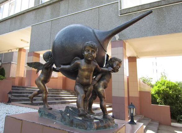 Скульптура "Памятник клизме"