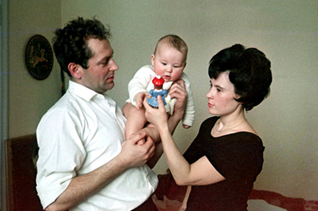 Титов с женой и ребенком